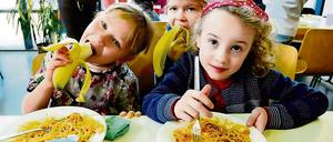 Schulessen soll künftig gesünder sein. Teurer soll es allerdings auch werden, auch wegen der gestiegenen Mindestlöhne.