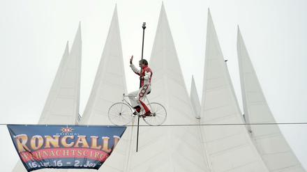 Freddy Nock fährt ungesichert in 13 Metern Höhe vor dem Tempodrom.
