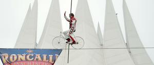 Freddy Nock fährt ungesichert in 13 Metern Höhe vor dem Tempodrom.