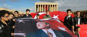 Abkehr von den Prinzipien des Staatsgründers? Demonstranten erinnern an Mustafa Kemal Atatürk.