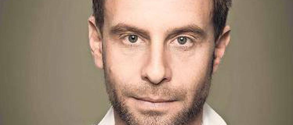 Julian Weigend, Schauspieler (spielte Kommissar Hunger in „Schimanski“), am Dienstag, 22. November, im Sat-1-Film „Verführt – in den Armen eines anderen“.