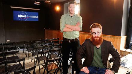Seit Januar lädt Noah Telson (links), hier mit Bruder Josh, ins Comedy Café in der Neuköllner Roseggerstraße zu Impro-Tatort-Abenden.