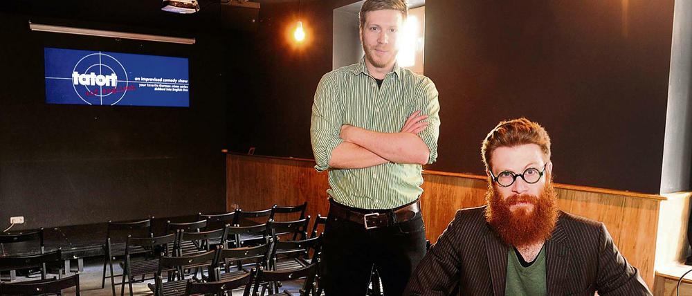 Seit Januar lädt Noah Telson (links), hier mit Bruder Josh, ins Comedy Café in der Neuköllner Roseggerstraße zu Impro-Tatort-Abenden.