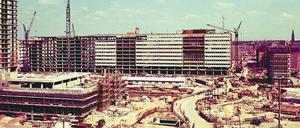 Ende der Sechziger und in den siebziger Jahren kamen verkehrsberuhigte Zonen in Berlins Osten und Westen in Mode. Der Alexanderplatz war schon 1967 eine Großbaustelle, die DDR ordnete die Bebauung neu. 