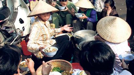 Frühstückszeit. Eine kräftige Pho-Suppe bringt die Vietnamesen in den Tag - in Berliner Frühstückscafés wird man sie kaum finden.