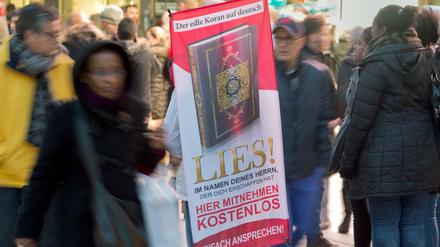 Ein bekanntes Bild aus den Zentren vieler Großstädte: die Koran-Verteilaktion "Lies!".