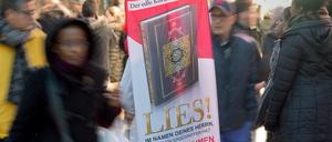 Ein bekanntes Bild aus den Zentren vieler Großstädte: die Koran-Verteilaktion "Lies!".