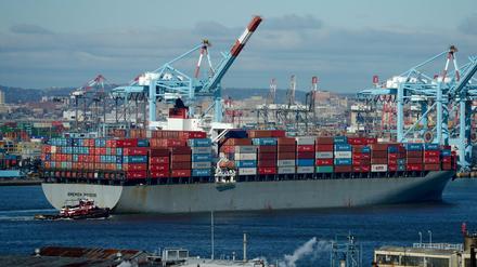 Das Containerschiff «Bremen Bridge» fährt am 28.12.2012 durch den Hafen von New Jersey. 