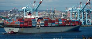Das Containerschiff «Bremen Bridge» fährt am 28.12.2012 durch den Hafen von New Jersey. 
