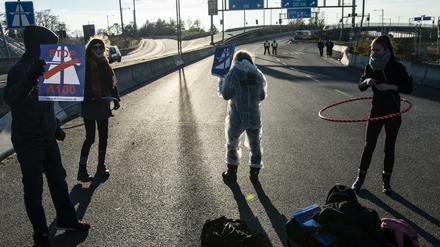 Demonstranten stehen am Sonntagmittag auf der Zufahrt zur A100 an der Grenzallee. Dort trafen sich Mitglieder des Aktionsbündnisses "A 100 stoppen" zu einer Blockade. 