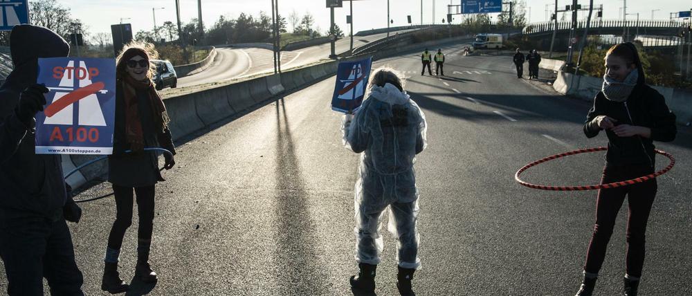 Demonstranten stehen am Sonntagmittag auf der Zufahrt zur A100 an der Grenzallee. Dort trafen sich Mitglieder des Aktionsbündnisses "A 100 stoppen" zu einer Blockade. 