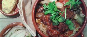 Feuertopf. Dip, Salat und Pita-Brot gibt es dazu. 