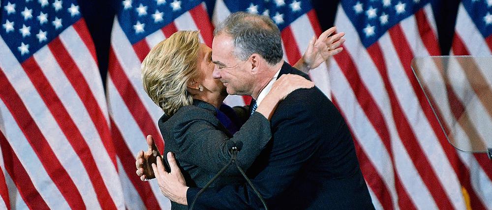 Der Neue? Tim Kaine umarmt Hillary Clinton. Wird er die Demokraten anführen?