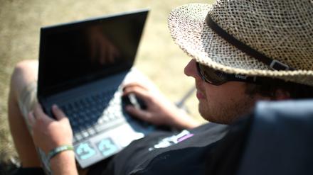Junge Hacker benutzen in Pola Oloixaracs Roman Quellcodes als Waffe.