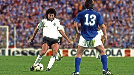Paul Breitner trifft 1982 im WM-Finale von Madrid gegen Italien und schafft damit Historisches. 