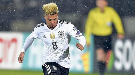 Windschnittig und regenerprobt. Serge Gnabry hat sich auch unter widrigen Bedingungen in Serravalle behauptet. 