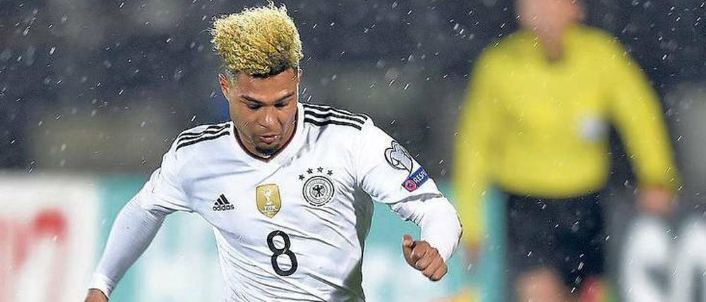 Windschnittig und regenerprobt. Serge Gnabry hat sich auch unter widrigen Bedingungen in Serravalle behauptet.