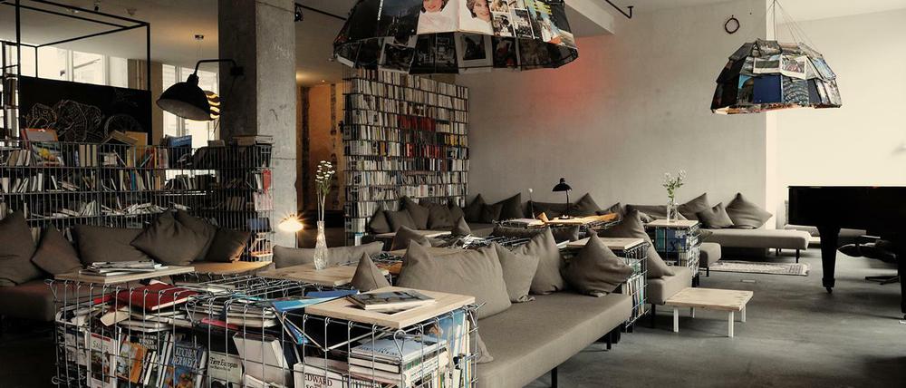 Wohnzimmerflair. In der Lobby im Michelberger Hotel können Gäste auf großen Sofas lümmeln.