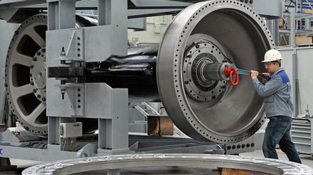 Mark Thomas Barth montiert in Heidenheim an der Brenz bei der Firma Voith Turbo einen Schiffsantrieb.