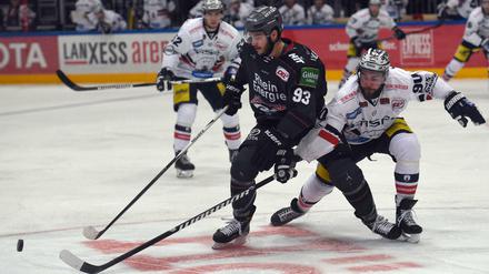 Der Kölner Sebastian Uvira (l.) und der Berliner Constantin Braun kämpfen um den Puck.