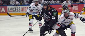 Der Kölner Sebastian Uvira (l.) und der Berliner Constantin Braun kämpfen um den Puck.