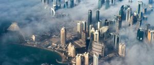 Weißer Rauch in Doha. Die Hauptstadt Katars im Nebel. 