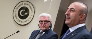 Heftiges Wortgefecht: Bundesaußenminister Frank-Walter Steinmeier (links) und der türkische Außenminister Mevlüt Cavusoglu