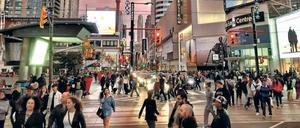 Vielseitig. Der Dundas Square in Toronto erinnert mit seinen großen Werbebildschirmen an den Times Square in New York. 