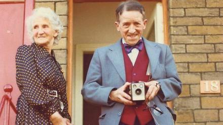 1975 fotografierte der Künstler David Hockney seine Eltern, angeboten wird das Doppelporträt von der Galerie 1900-2000.