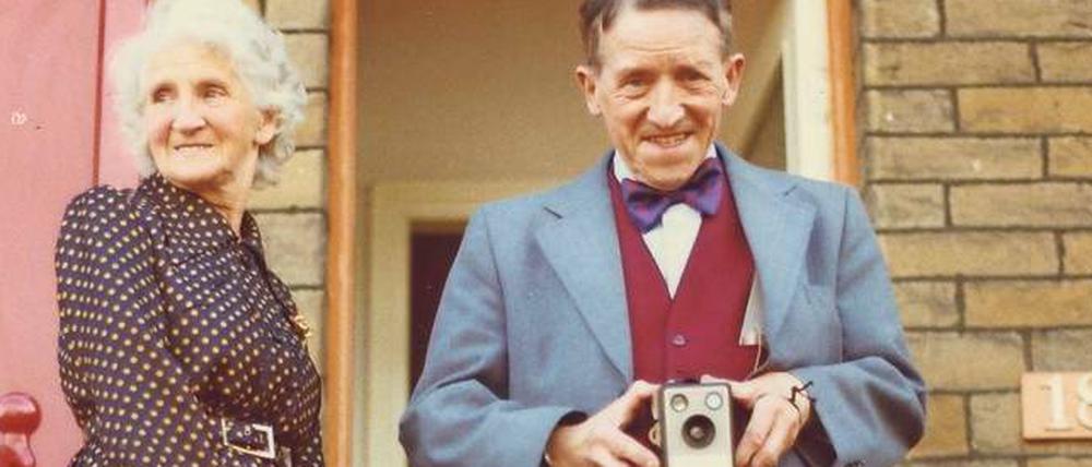 1975 fotografierte der Künstler David Hockney seine Eltern, angeboten wird das Doppelporträt von der Galerie 1900-2000.