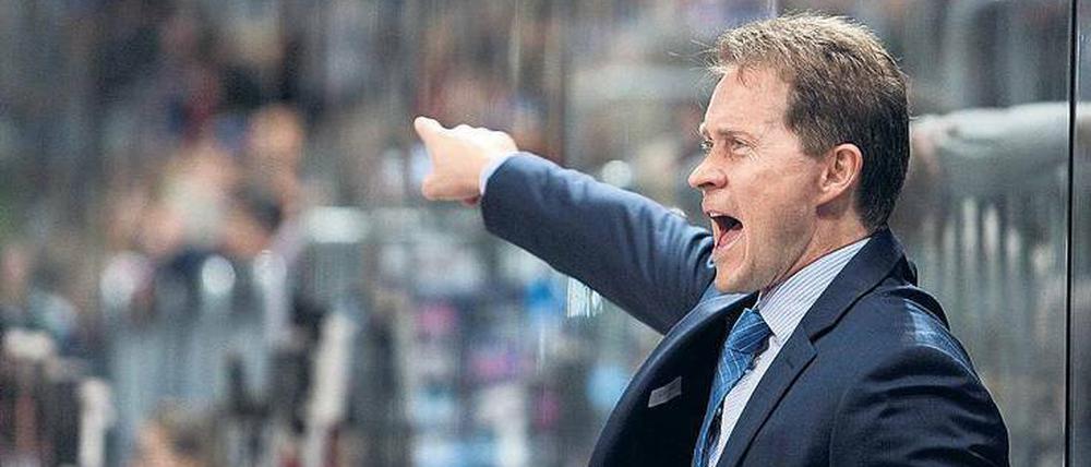 Da lang, bitte. Cory Clouston sorgt bei den Haien für Struktur, auch wenn es am Freitag eine Niederlage in Straubing gab. 