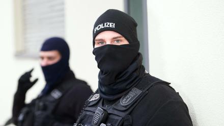 200 Polizisten führen am frühen Morgen in Berlin eine Razzia gegen ein Islamisten-Netzwerk durch. Es geht um die Organisatoren und Anhängern der radikal-salafistischen Vereinigung "Die wahre Religion". 