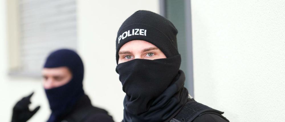 200 Polizisten führen am frühen Morgen in Berlin eine Razzia gegen ein Islamisten-Netzwerk durch. Es geht um die Organisatoren und Anhängern der radikal-salafistischen Vereinigung "Die wahre Religion".