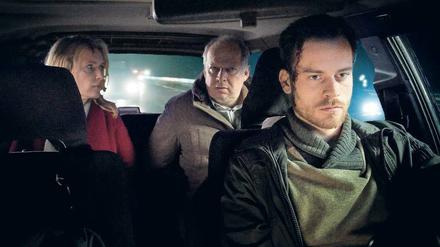 Hilflos: Charlotte Lindholm (Maria Furtwängler) und Klaus Borowski (Axel Milberg) werden von einem Taxifahrer (Florian Bartholomäi, r.) entführt. 