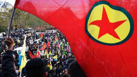 Fahne der verbotenen Kurdischen Arbeiterpartei PKK. In Paris demonstrieren so trotzdem Tausende. Die PKK wird in Deutschland härter verfolgt als in anderen EU-Ländern.