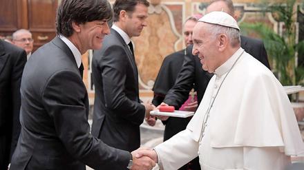 Ich grüße Sie! Joachim Löw (li.) und Papst Franziskus.
