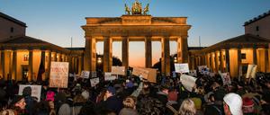 Protest gegen den neuen Chef im Weißen Haus. Die Demonstranten am Brandenburger Tor. Von dort zogen sie vor die angrenzende US-Botschaft. 