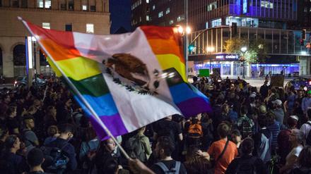 Protest unter der Regenbogenfahne - eine Demo gegen Trump nach der US-Wahl in Cleveland.