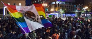 Protest unter der Regenbogenfahne - eine Demo gegen Trump nach der US-Wahl in Cleveland.