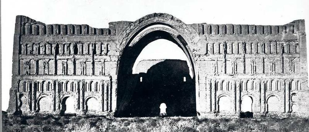Vorbild für die islamische Architektur. Der Taq-e Kesra, die Bogenhalle von Ktesiphon. Fotografie von 1888.