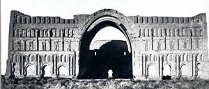 Vorbild für die islamische Architektur. Der Taq-e Kesra, die Bogenhalle von Ktesiphon. Fotografie von 1888. 