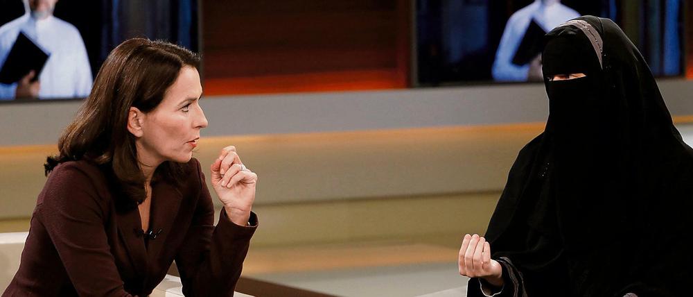 Moderatorin Anne Will diskutiert mit Nora Illi zum Thema "Mein Leben für Allah - Warum radikalisieren sich immer mehr junge Menschen?".