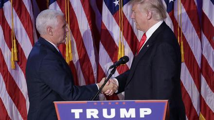 Vize Mike Pence ersetzt Chris Christie als Chef des "Transition Teams".  