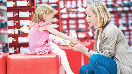 Zeigt her eure Schuh. Durchschnittlich einen Millimeter wächst ein Kinderfuß im Monat. Eltern müssen daher mehrmals im Jahr zum Einkaufen.