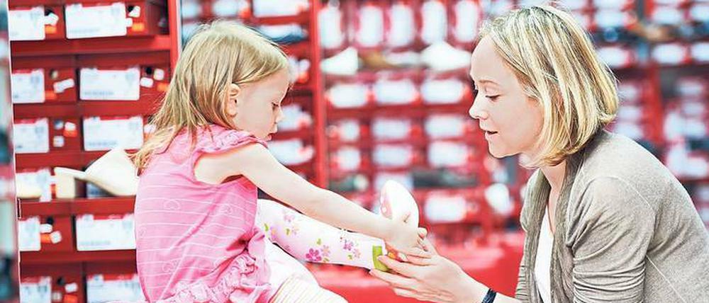 Zeigt her eure Schuh. Durchschnittlich einen Millimeter wächst ein Kinderfuß im Monat. Eltern müssen daher mehrmals im Jahr zum Einkaufen.