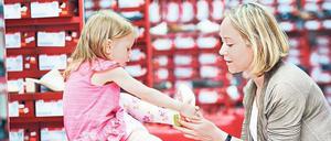 Zeigt her eure Schuh. Durchschnittlich einen Millimeter wächst ein Kinderfuß im Monat. Eltern müssen daher mehrmals im Jahr zum Einkaufen.