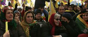 Kurden und Aleviten demonstrieren am 12.11.2016 in Köln (Nordrhein-Westfalen).