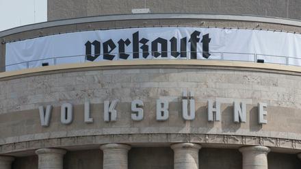 "Verkauft" steht auf einem Transparent am Gebäude der Volksbühne in Berlin - eine ironische Reaktion auf den Intendantenwechsel im Sommer 2017.