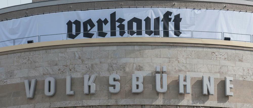 "Verkauft" steht auf einem Transparent am Gebäude der Volksbühne in Berlin - eine ironische Reaktion auf den Intendantenwechsel im Sommer 2017.