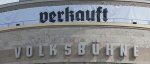 "Verkauft" steht auf einem Transparent am Gebäude der Volksbühne in Berlin - eine ironische Reaktion auf den Intendantenwechsel im Sommer 2017.